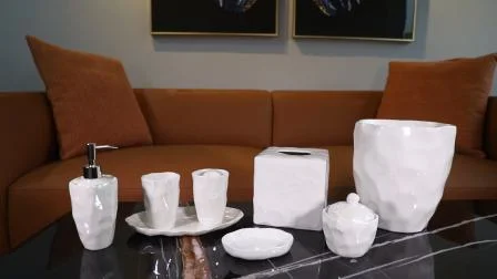 Modernes Badzubehör aus Porzellan und Keramik für den Haushalt